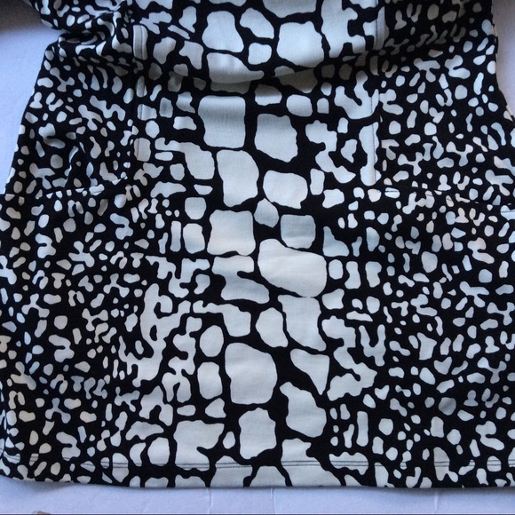 J. McLAUGHLIN CATALINA CLOTH BLACK AND WHITE ANIMAL PRINT TOP SMALL - Picture 8 of 9